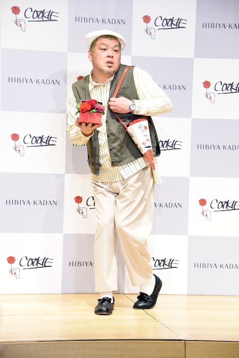 ポーズを取る野性爆弾くっきー！。