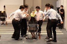 野性爆弾くっきー！チームが一般人を笑わせにかかるワンシーン。(c)フジテレビ