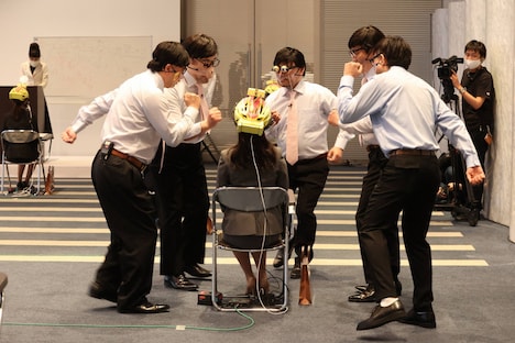 野性爆弾くっきー！チームが一般人を笑わせにかかるワンシーン。(c)フジテレビ