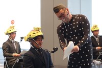 野性爆弾くっきー！（右）による挑戦のワンシーン。(c)フジテレビ