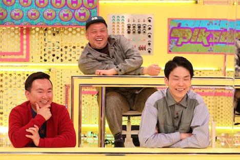 かまいたちと野性爆弾くっきー（後方）。(c)フジテレビ