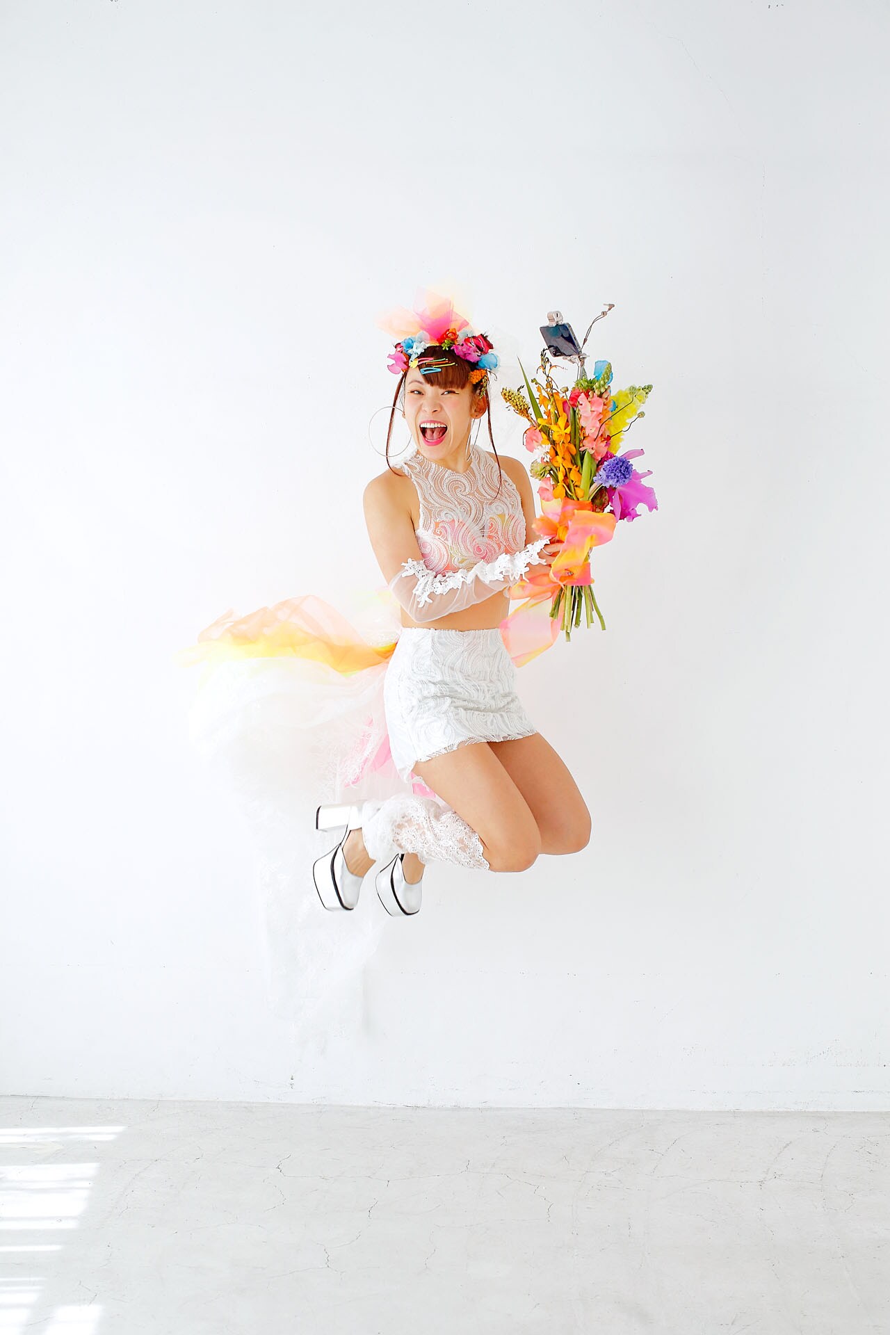 フワちゃん - フワちゃん「ゼクシィ」登場、ウエディング風へそ出し