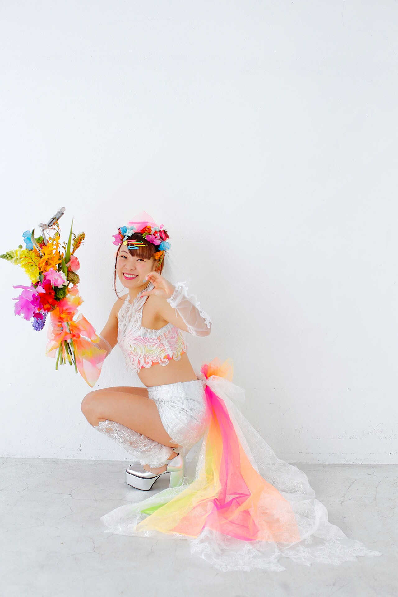フワちゃん「ゼクシィ」登場、ウエディング風へそ出しドレスに自撮り棒入りブーケ