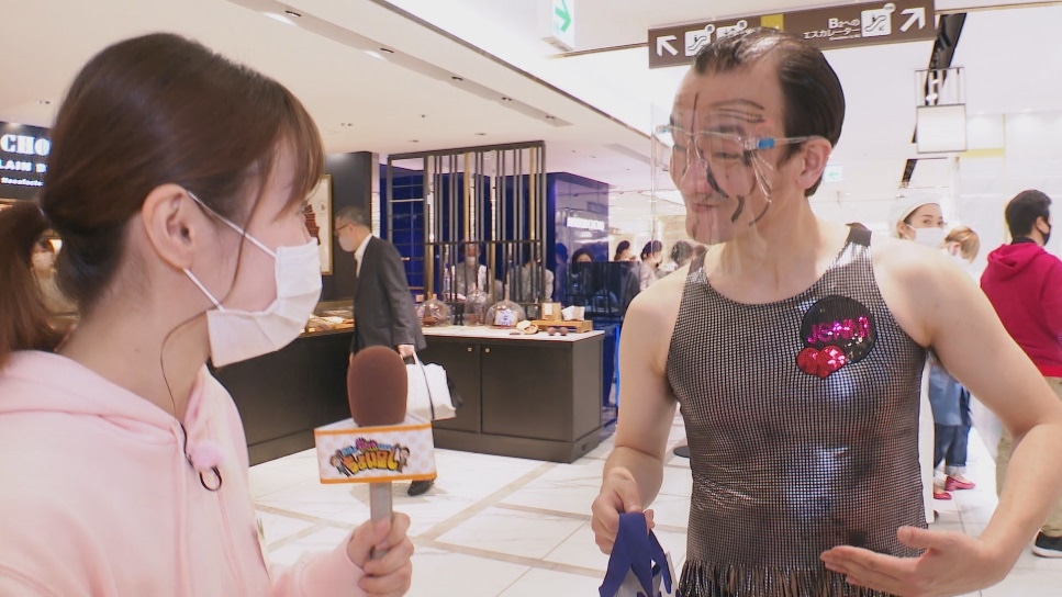架空芸能人としてインタビューに応じる、ななまがり森下（右）。(c)CBC