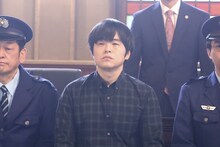 「イチケイのカラス」に出演するバカリズム。(c)フジテレビ