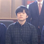 バカリズムが本心を一切見せない被告人役、竹野内豊と対峙