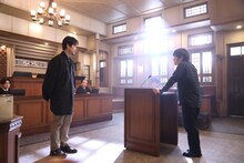 （手前左から）竹野内豊、バカリズム。(c)フジテレビ