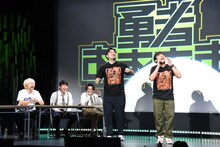 エスカレーターで上の階に行ってしまった人を呼び止めるアルコ＆ピース。