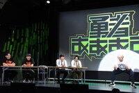 1人でコンビのネタを披露する三四郎・相田。