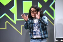 ダーリンハニー吉川の魅力を語る松崎克俊。