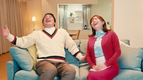 WebCM「濃い恋夫婦の今宵は濃いつま！ チキン南蛮濃厚タルタルソースかけ編」より。