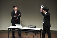 コガラシガーナ。ザ・ギース尾関として立ちふるまう鈴木ジェロニモ（左）とザ・ギース高佐として入ってくるコガラシガーナ丸山（右）。