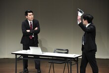 コガラシガーナ。ザ・ギース尾関として立ちふるまう鈴木ジェロニモ（左）とザ・ギース高佐として入ってくるコガラシガーナ丸山（右）。