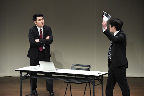 コガラシガーナ。ザ・ギース尾関として立ちふるまう鈴木ジェロニモ（左）とザ・ギース高佐として入ってくるコガラシガーナ丸山（右）。