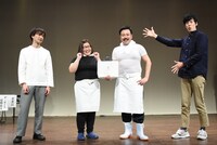 なかなか「笑顔で」のリクエストに応えてくれないザ・ギース高佐（左）。