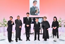 左からすっちー、川畑泰史、小籔千豊、池乃めだか、末成映薫、未知やすえ。(c)MBS