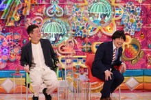 （左から）MC側ゲストのサバンナ高橋、MCの蛍原徹。(c)テレビ朝日