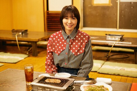 飯豊まりえ主演ドラマ「ひねくれ女のボッチ飯」のメインビジュアル。