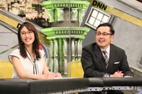 （左から）小澤陽子アナ、アリタ哲平。(c)フジテレビ