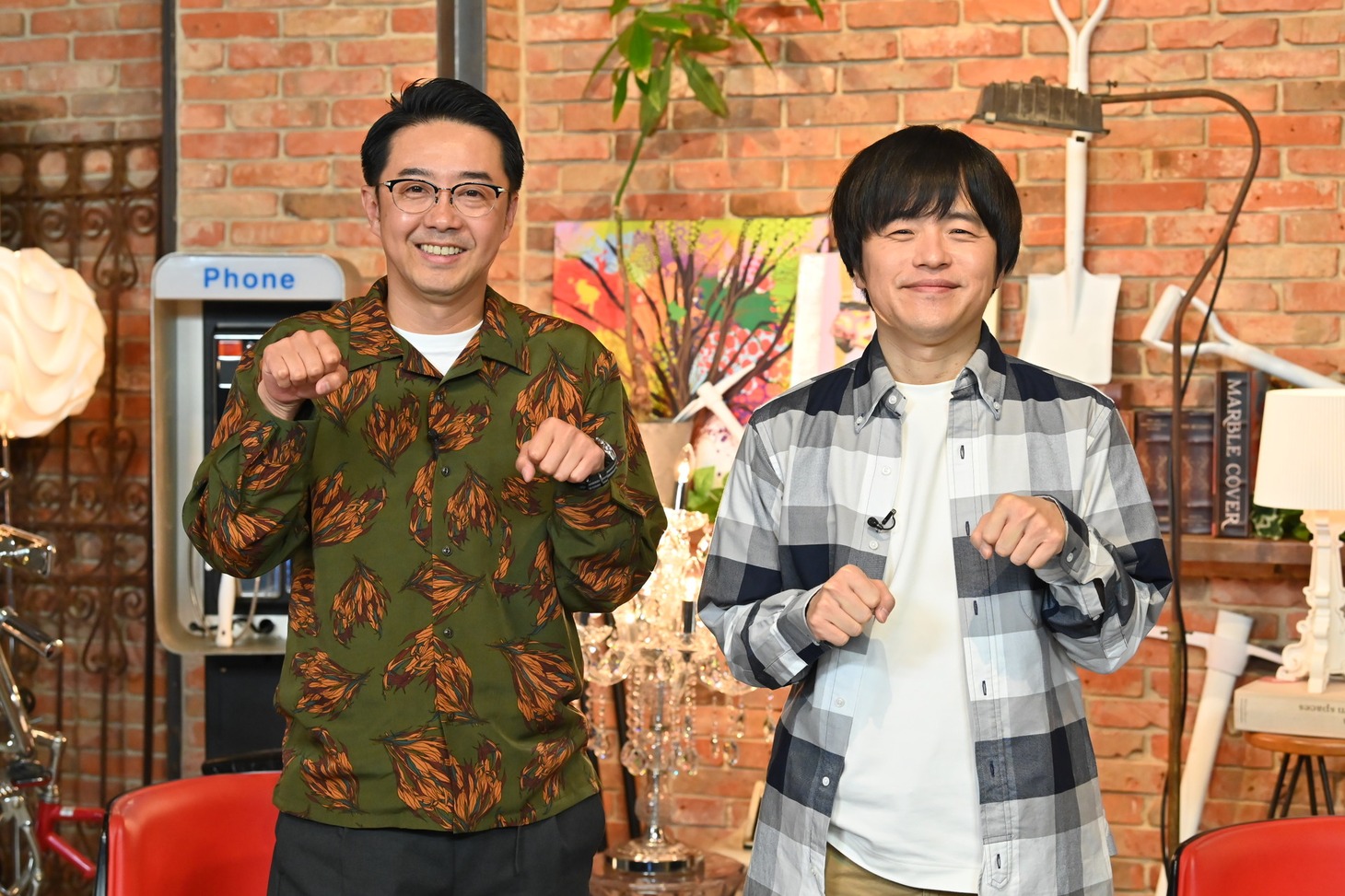 「矢作・バカリのソコホル!?～言われてみれば気になるアレ大調査～」に出演する、おぎやはぎ矢作、バカリズム。(c)ABCテレビ