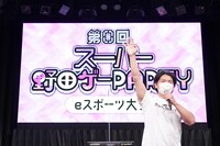 英語で挨拶する野田クリスタル。