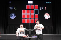 「音声衰弱」で対戦するガーリィレコードチャンネルの雨野宮（左）と太郎（右）。