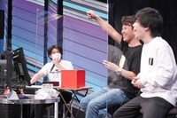 カワノ（右）を倒したジャングルポケットおたけ（左）。