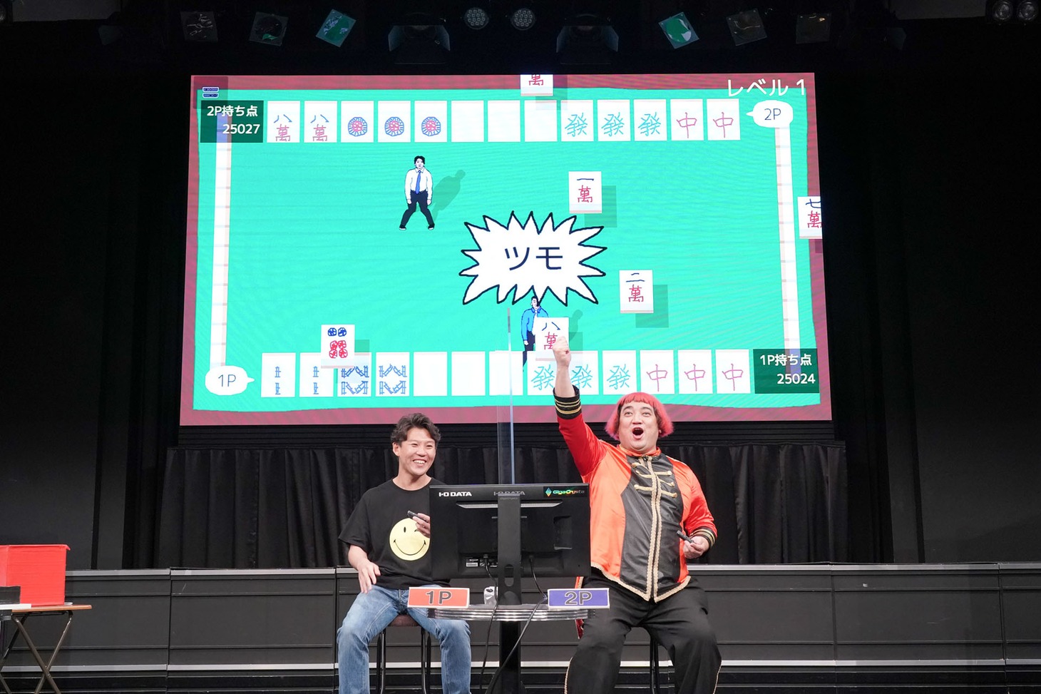 ジャングルポケットおたけ（左）とデッカチャン（右）の対戦の様子。