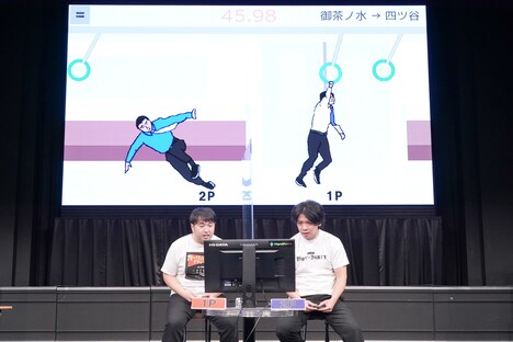 「つり革」で対戦するガーリィレコード高井（左）と野田クリスタル（右）。