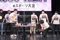 「10億円相当」というチャンピオンベルトの重量を表現する野田クリスタル（右）。