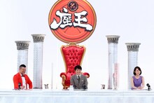 審査委員長のケンドーコバヤシ（左）、MCの千原ジュニア（中央）。(c)関西テレビ