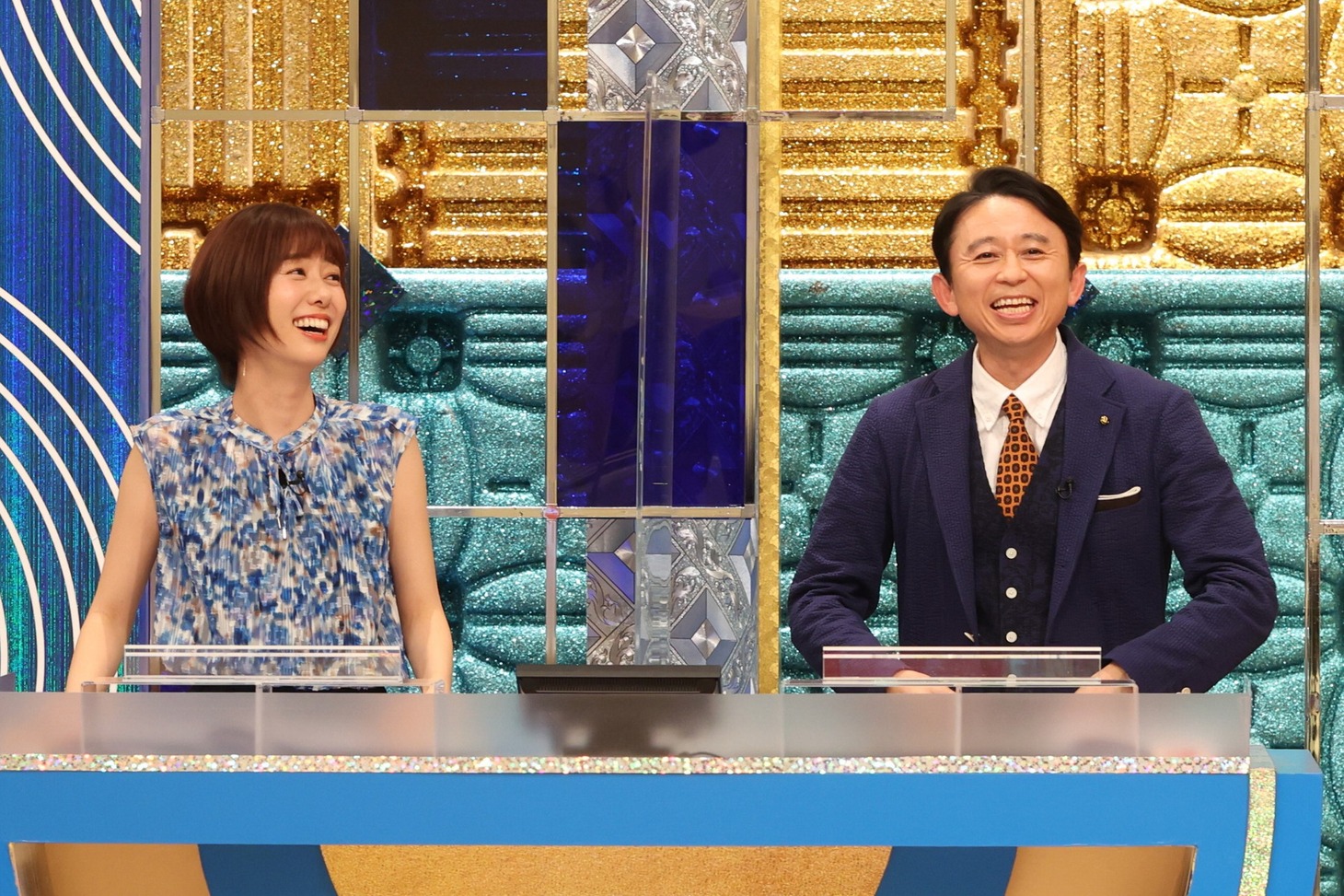 山崎夕貴アナと有吉弘行。(c)フジテレビ
