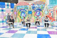 「テレビ千鳥」に出演する（前列左から）麒麟・川島、千鳥、（後列左から）もう中学生、小島瑠璃子、ダイアン・ユースケ。(c)テレビ朝日