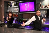 ママの椿鬼奴（左）とボーイのレイザーラモンRG（右）。