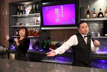 ママの椿鬼奴（左）とボーイのレイザーラモンRG（右）。