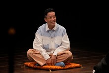 人生相談をする瑛人（左）。