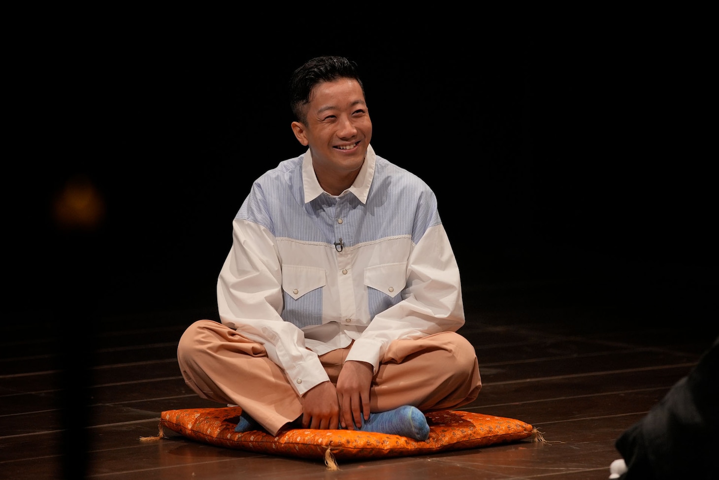 人生相談をする瑛人（左）。