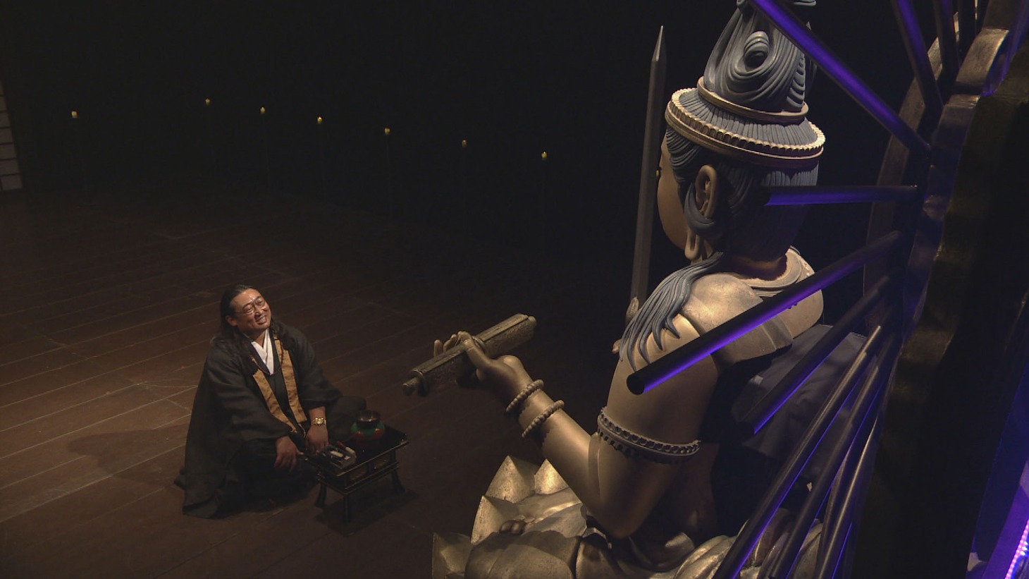 住職役のロバート秋山。