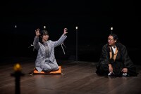 人生相談をする峯岸みなみ（左）。