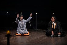 人生相談をする峯岸みなみ（左）。