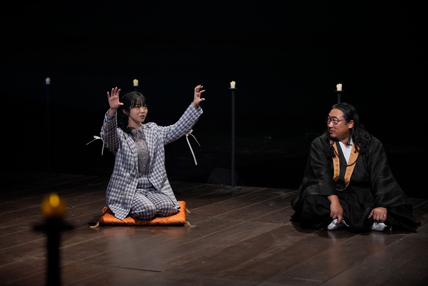 人生相談をする峯岸みなみ（左）。