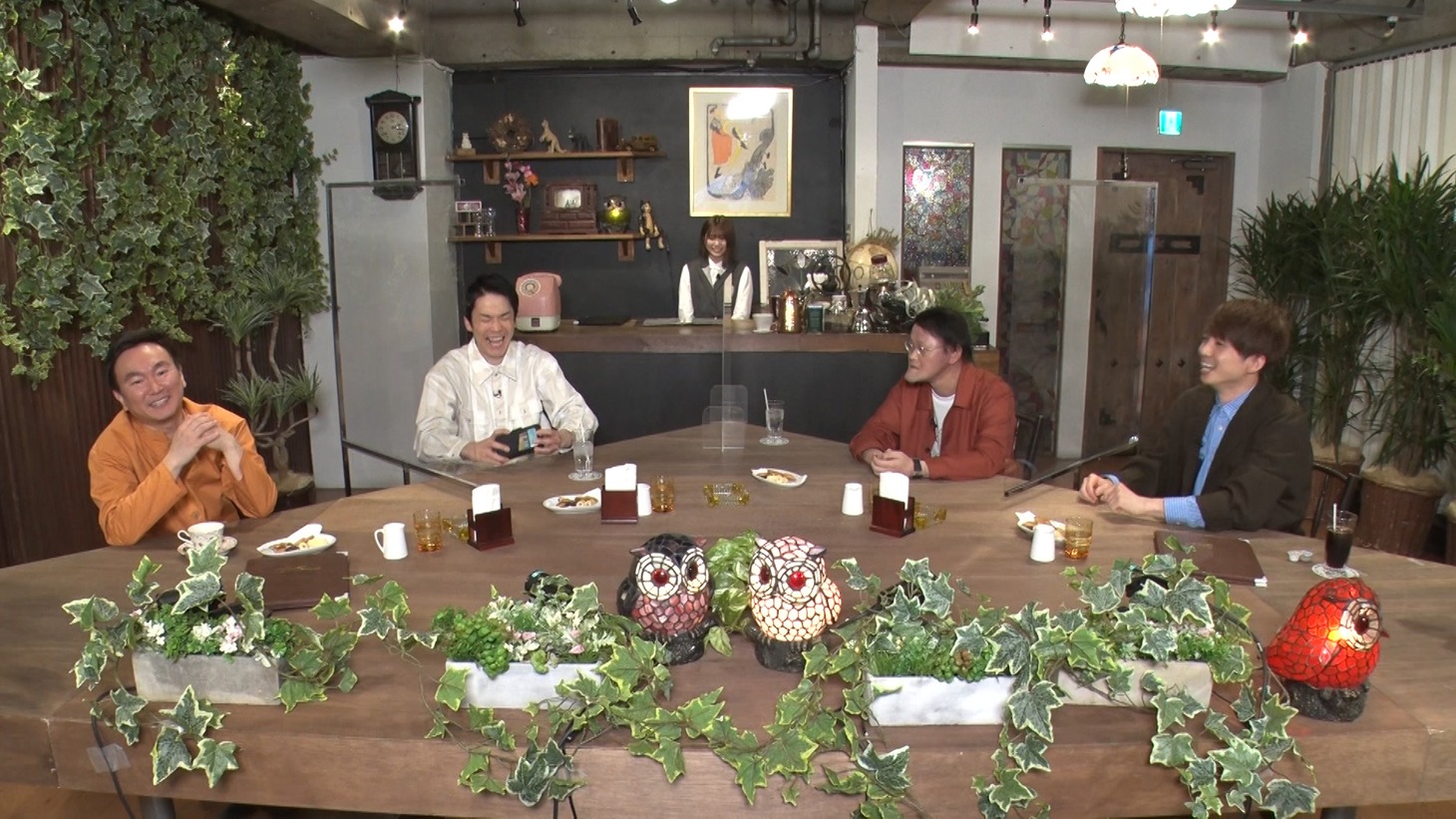 「これ余談なんですけど…」に出演する（左から）かまいたち、武元唯衣、アインシュタイン。(c)ABCテレビ