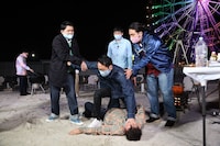 グランピング場での小競り合いの様子。(c)フジテレビ