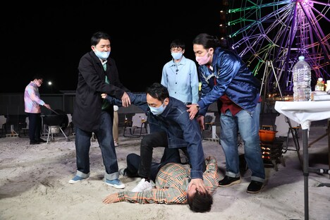 グランピング場での小競り合いの様子。(c)フジテレビ