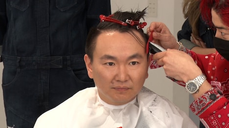 ヘアスタイルを整えるかまいたち山内。