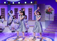 「UFO」を歌う田村真佑と早川聖来。 (c)日本テレビ