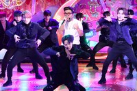 とろサーモン久保田（中央）とJO1。(c)フジテレビ