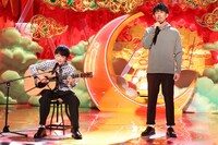 トータルテンボス大村と息子の晴空（左）。(c)フジテレビ