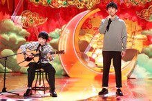 トータルテンボス大村と息子の晴空（左）。(c)フジテレビ