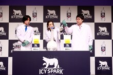 実験に取り組むマヂカルラブリーとSHELLY（中央）。